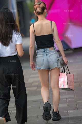 穿着清凉的热裤MM