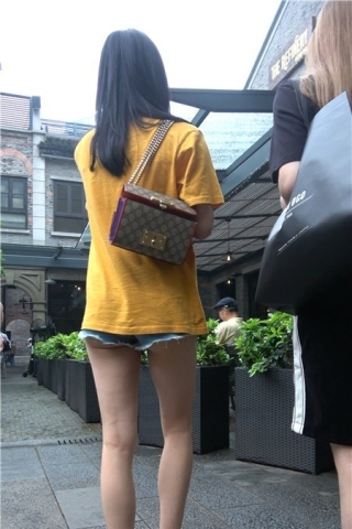 黄T恤超短牛仔月牙臀街拍MM [1.15 GB]（视频版）