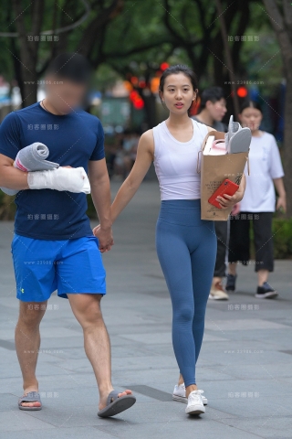 【街拍之魂赛帖】蓝色紧身小姐姐
