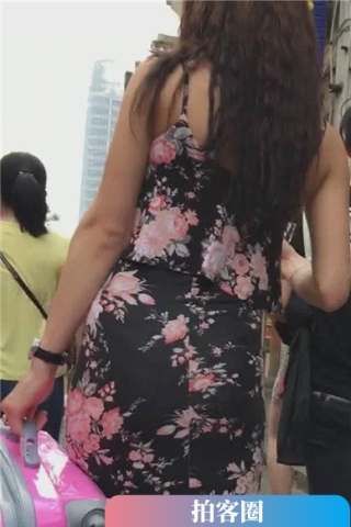 查看完整内容：吊带碎花连衣裙美眉，提着行李箱显得很吃力哦[569 MB]（视频版） - 共8张图片