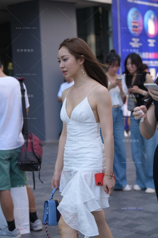 街拍性感的吊带白裙美女（完整版）