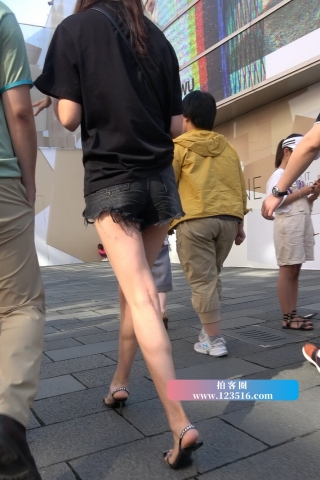 查看完整内容：4K - 街拍热裤美腿吸烟的漂亮小姐姐 [2.06 GB/MP4]（视频版） - 共12张图片