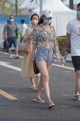街拍人字拖热裤美眉