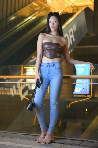 夜拍蓝色牛仔裤美女（城市版）