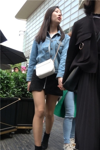 4K 街拍性感短裙美腿牛仔外套气质美女 [1.54 GB]（视频版）