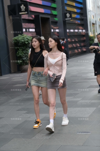 逛街的美腿姐妹