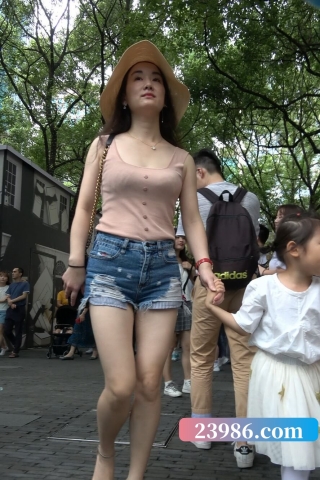 查看完整内容：4K - 火辣身材时尚美女辣妈 [1.64 GB/MP4]（视频版） - 共12张图片