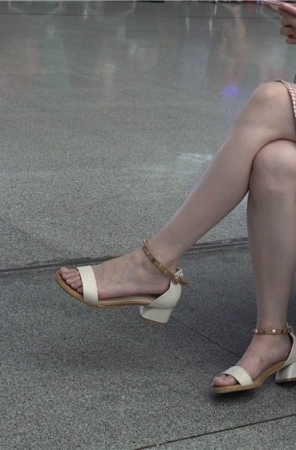 查看完整内容：连衣裙凉高跟玉足美眉 2 [2.00 GB/avi]（视频版） - 共7张图片