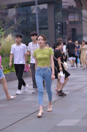 查看完整内容：牛仔美女 - 共19张图片