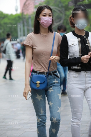 紧身牛仔裤闺蜜