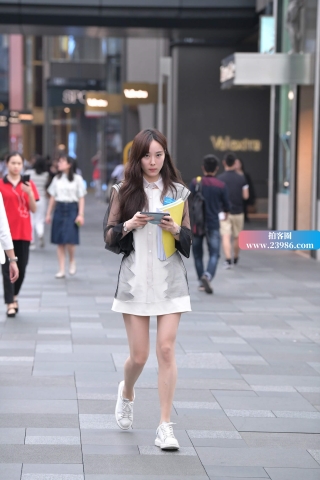 街拍甜美的肉丝袜小姐姐，走路别光顾着看手机哦。