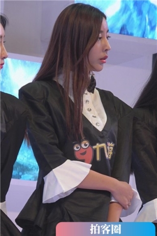 查看完整内容：舞台上高挑性感的长腿高跟鞋女神60089（视频版） - 共6张图片