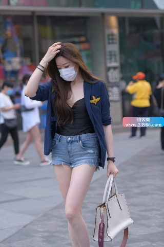 白皙热裤美腿小姐姐