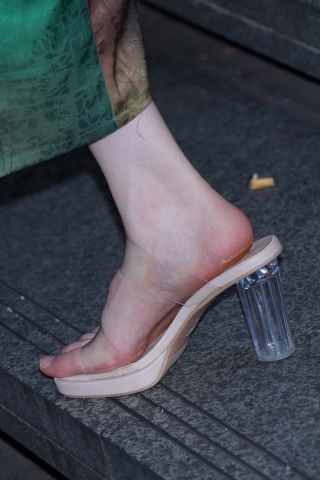 旗袍装白皙美女