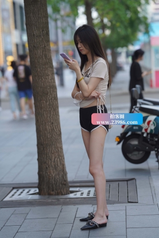 运动短热裤小姐姐正在打电话