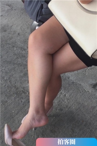 性感长腿高跟鞋少妇，一只大拇指挂着高跟鞋就这么晃（视频版）
