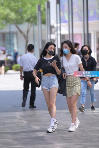 街拍饱紧热牛青春美眉