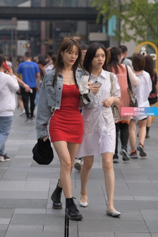 性感低胸小姐姐