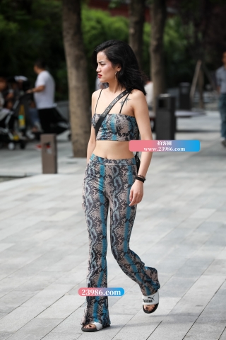 【凯恩赛帖】紧身露脐小背心美女赚足了回头率