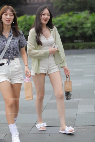 查看完整内容：热裤美眉 - 共16张图片