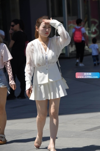 街拍白皙高跟妹子