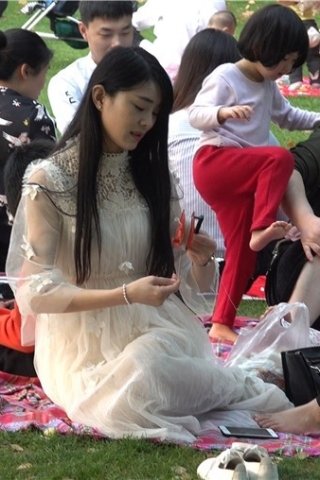 4k-米色连衣裙肉丝袜漂亮街拍美女美足（视频版）