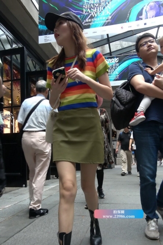 查看完整内容：4K - 时尚街拍美女 [2.30 GB/MP4]（视频版） - 共12张图片