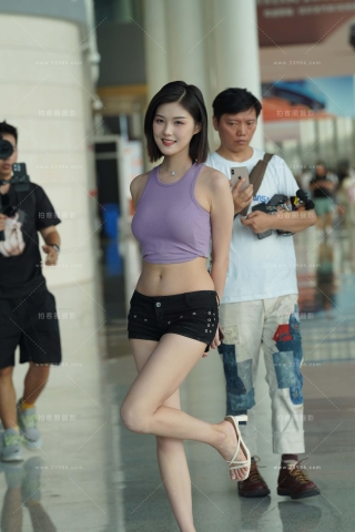 紫色背心热裤程儿