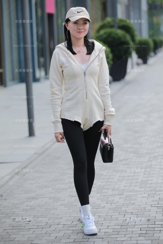 【玻璃街拍】紧身裤连体衣女友