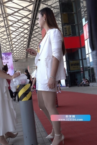 4K - 顶级美腿，配肉丝袜高跟 [1.70 GB/MP4]（视频版）