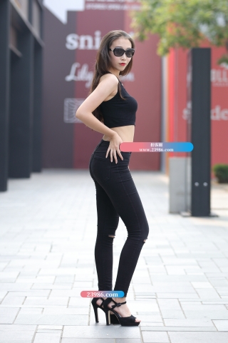 【视觉冲击赛帖】陪妈咪逛街的她-紧牛翘臀
