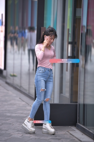 聊电话中的紧牛小姐姐