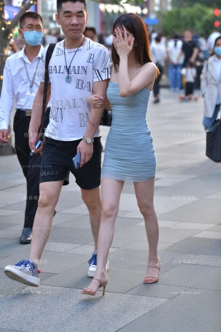 街拍超短裙小姐姐