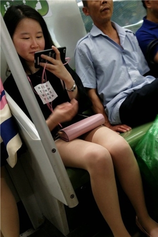 4K - 靠近点、再靠近点拍摄小美女的诱人丝袜（视频版）
