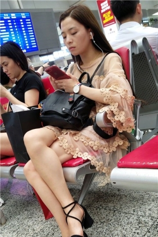 查看完整内容：4k-米色连衣裙凉高跟街拍美腿小姐姐（视频版） - 共6张图片