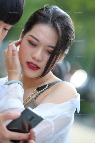 一直在徘徊的热裤月牙美眉