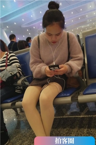 查看完整内容：4k-高铁站候车室拍摄红彤彤厚唇的肉丝小妹，一直在玩手...（视频版） - 共8张图片