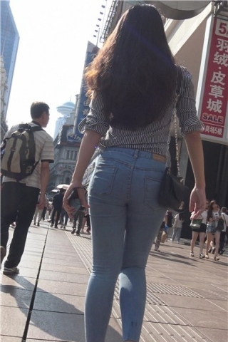 查看完整内容：4k-青春活力紧身蓝牛美女服装店买买买 [2.05 GB]（视频版） - 共10张图片