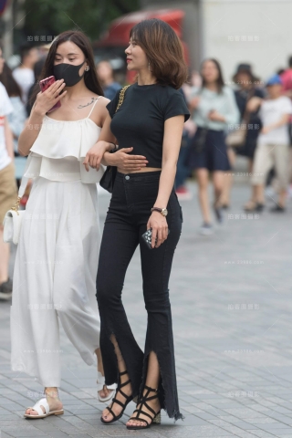 街拍黑衣黑裤长腿美女