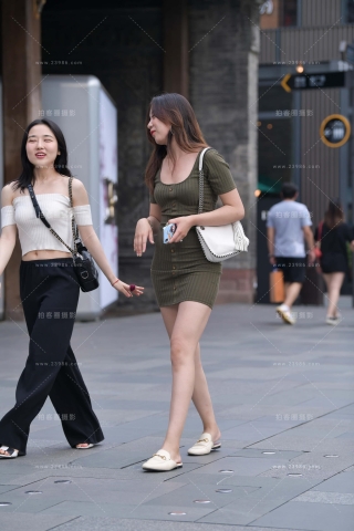 街拍墨绿色包臀超短裙美眉