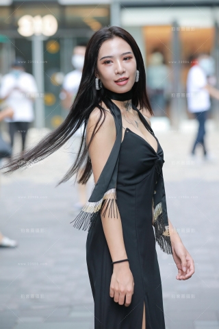 【玻璃街拍】丰满黑色连衣裙美眉
