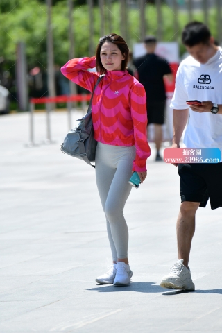 ★漂亮灰紧身裤美女