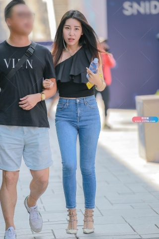 蓝色牛仔裤女友