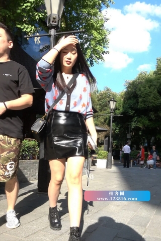 查看完整内容：4K - 性感的皮短裙街拍长发美女 [1.18 GB/MP4] - 共9张图片