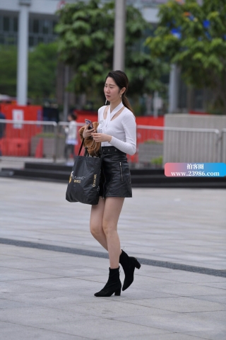 街拍高腰皮裙短靴美姐