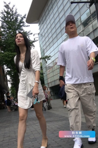 4K - 街拍白裙长腿姐姐 [683 MB/MP4]（视频版）