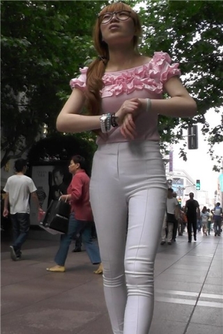 查看完整内容：街拍白色紧身裤粉衣大美妞 [573 MB]（视频版） - 共10张图片