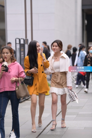 查看完整内容：街拍一对高跟鞋美腿姐妹 - 共21张图片