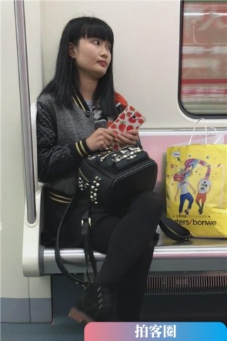 地铁上偶遇一黑丝打底裤小美女（视频版）