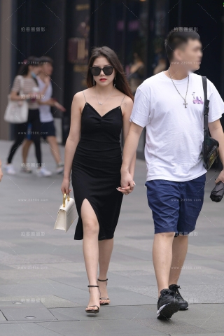 查看完整内容：性感的吊带开叉裙美女 - 共18张图片